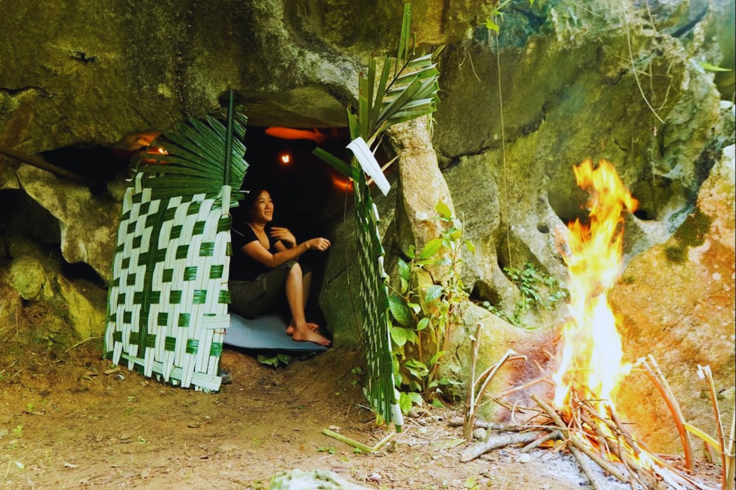 Construyó su propia casa al borde de un lago en plena selva tropical y la terminó en 120 días. Lo que parecía un reto viral es, en realidad, un experimento radical sobre autonomía, arquitectura mínima y vida sin infraestructura