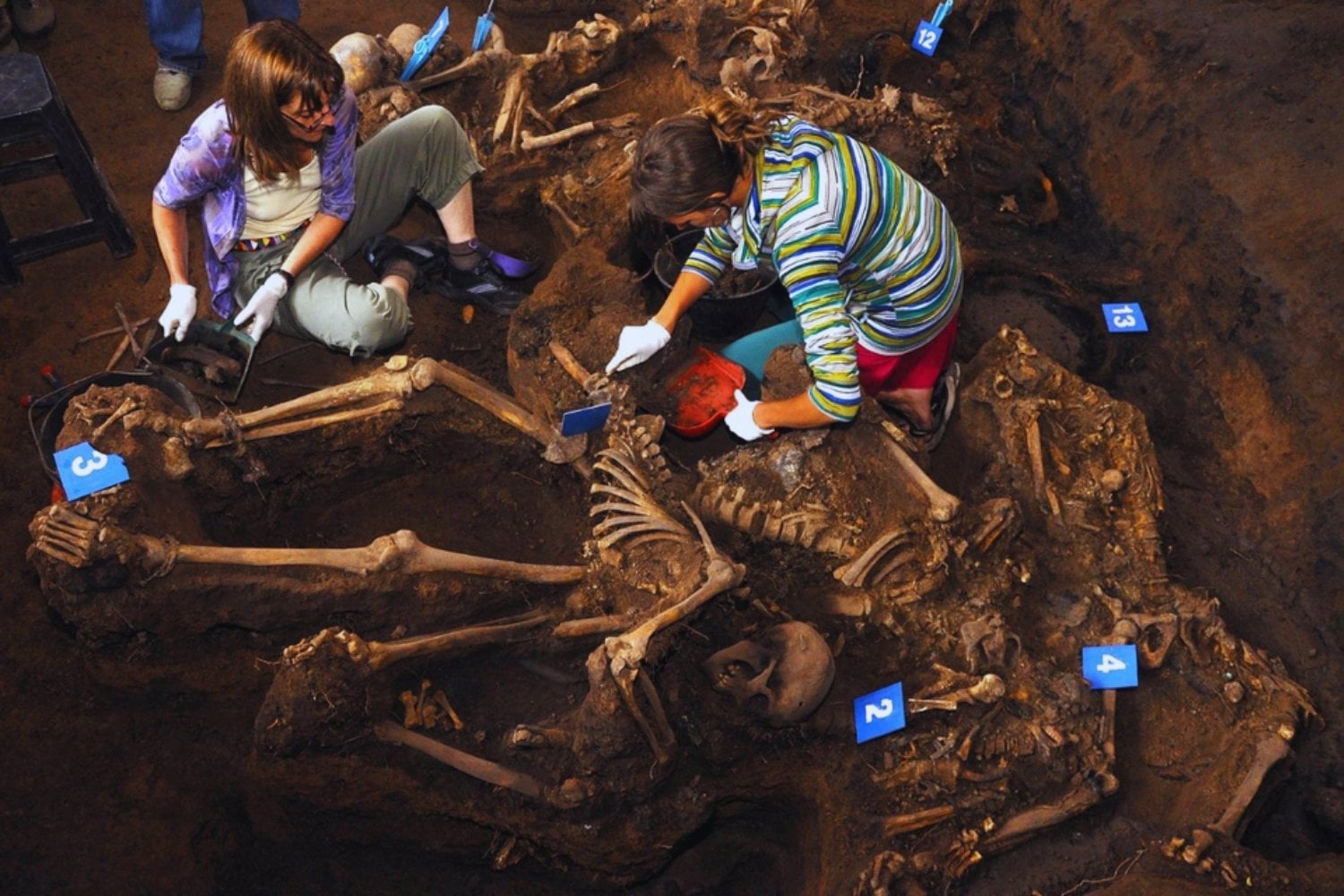 Nacieron en Argentina para buscar a quienes la dictadura quiso hacer desaparecer sin dejar rastro. Cuatro décadas después, su trabajo ayuda a devolver nombre e identidad a víctimas de violencia en todo el planeta