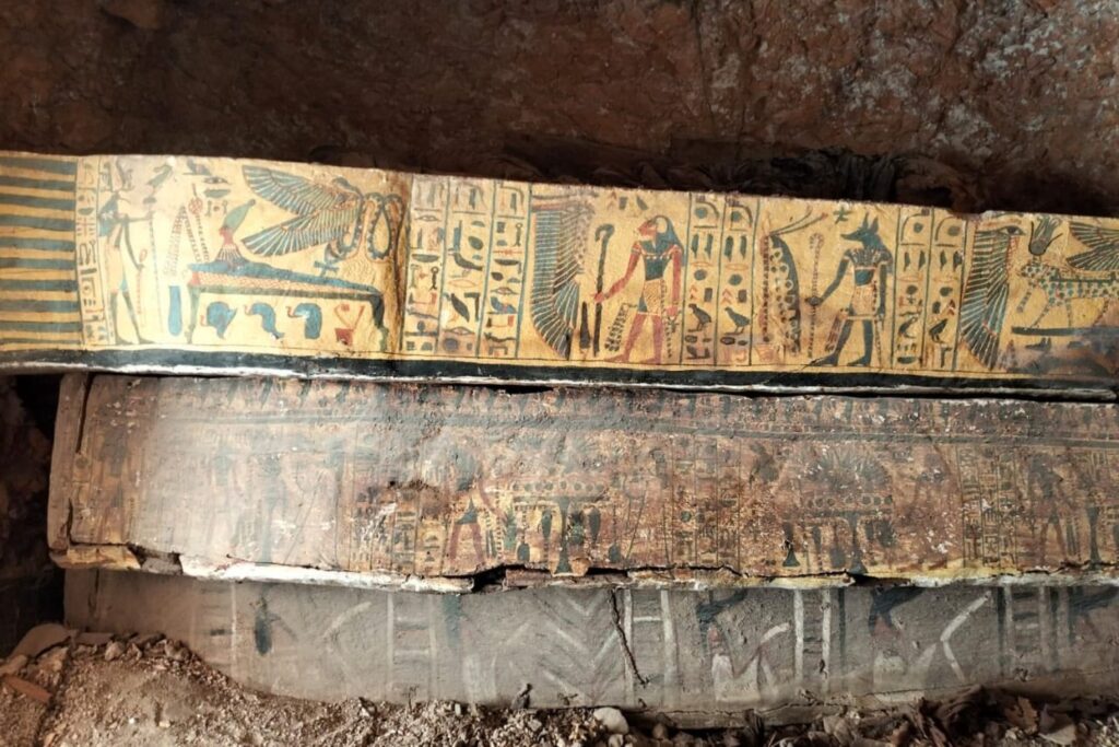 Bajo el patio de una tumba en Luxor apareció un escondite intacto del Tercer Período Intermedio. Veintidós sarcófagos y ocho papiros sellados reabren el enigma de los “cantores de Amón”