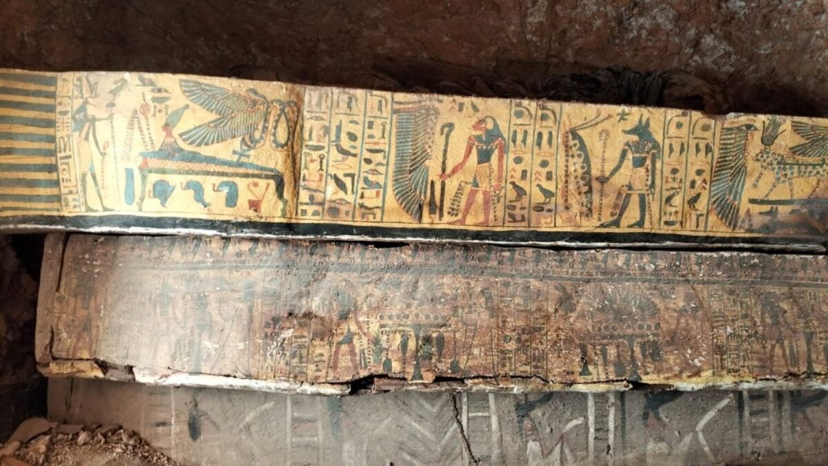 Bajo el patio de una tumba en Luxor apareció un escondite intacto del Tercer Período Intermedio. Veintidós sarcófagos y ocho papiros sellados reabren el enigma de los “cantores de Amón”