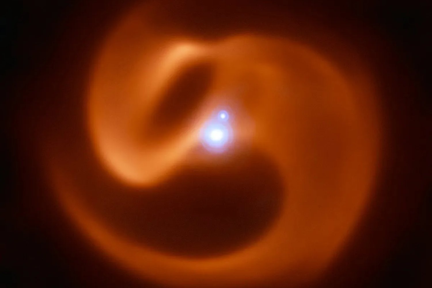 Las estrellas más masivas no solo explotan: fabrican polvo en cantidades descomunales. Y ese polvo podría ser la clave para entender cómo se construyen galaxias y planetas