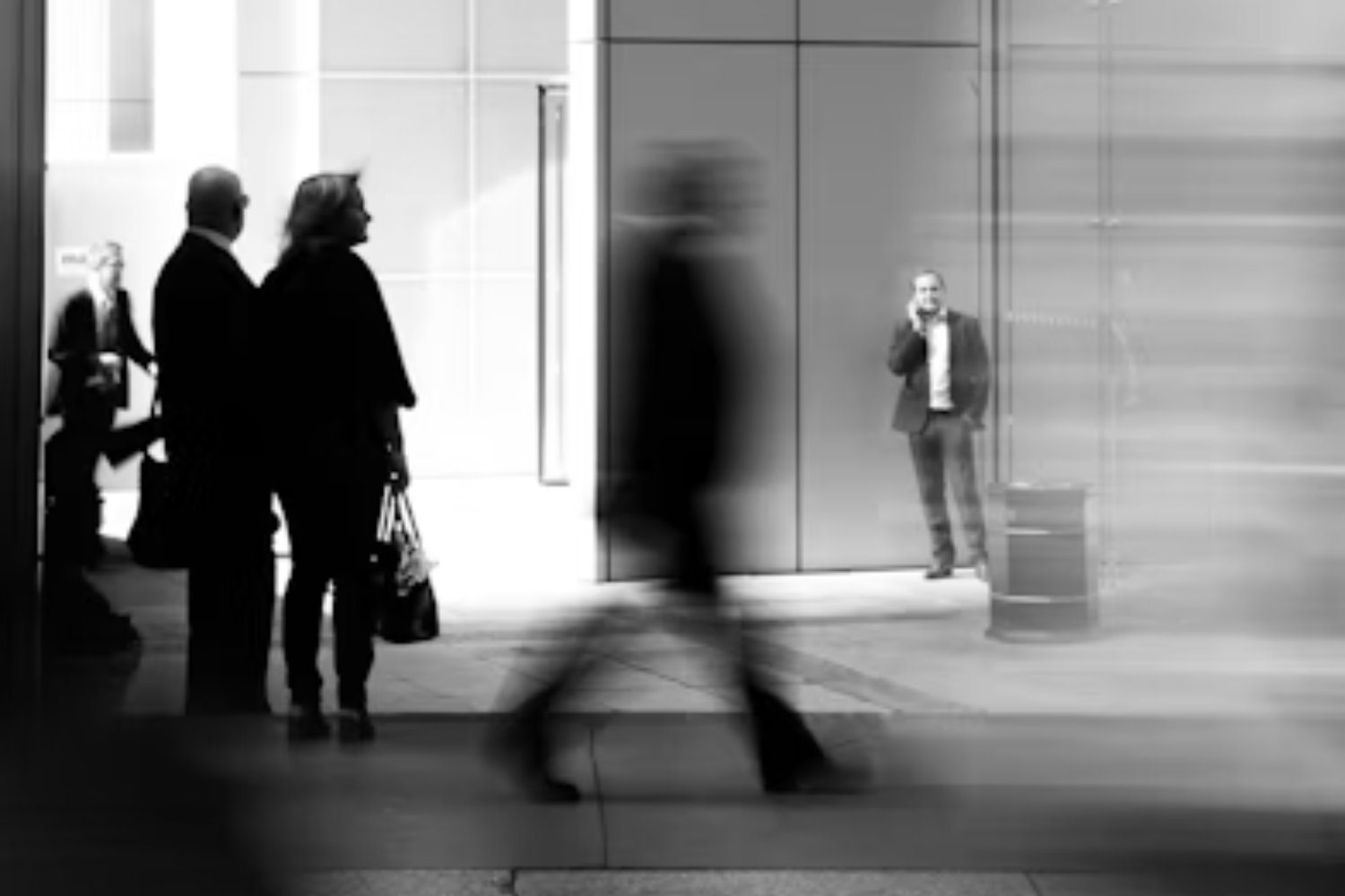 La cara y la voz pueden entrenarse para esconder lo que sentimos. Durante años pensamos que esas eran las principales pistas emocionales, pero un nuevo estudio apunta a algo mucho más difícil de controlar: el modo en que coordinamos brazos y piernas al caminar