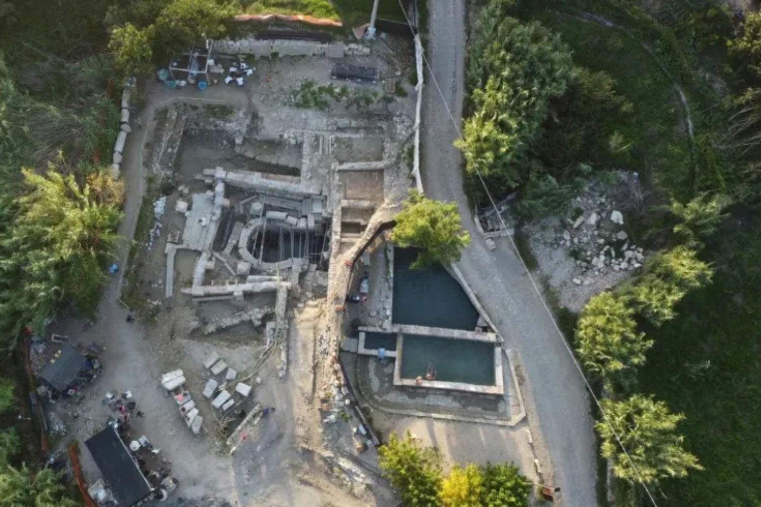 Una piscina sagrada sellada durante siglos acaba de revelar uno de los mayores tesoros rituales de la Antigüedad. Miles de monedas y dioses de bronce resurgen del santuario etrusco-romano de Toscana