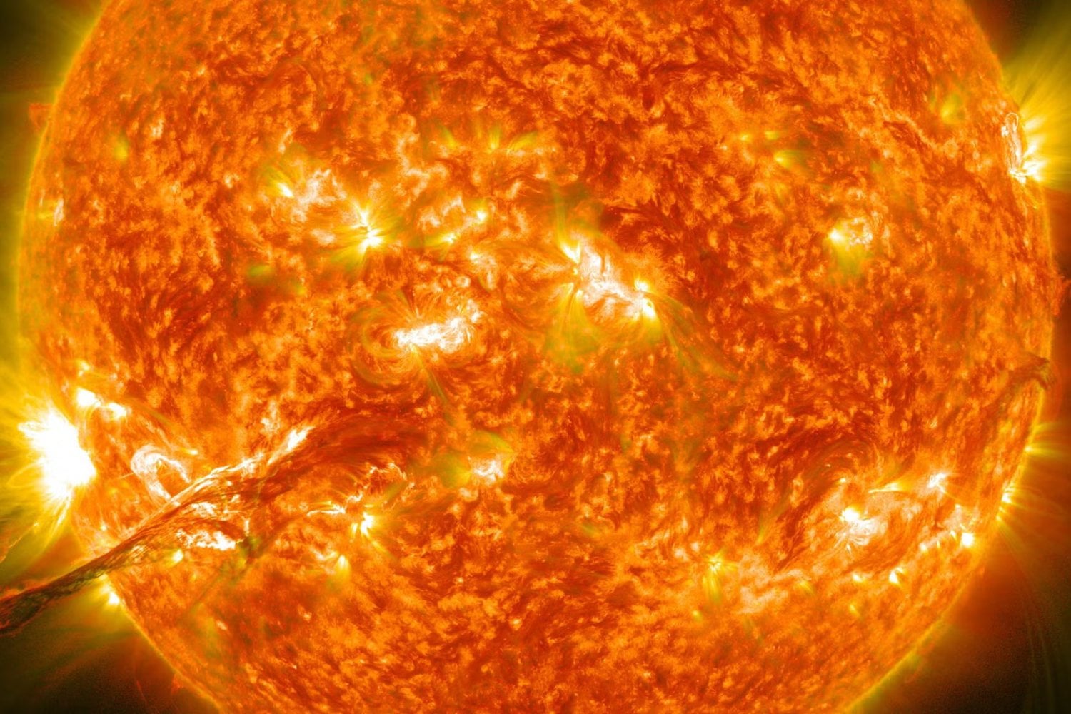 Crean una molécula que captura la energía del sol y la libera horas después como calor. El hallazgo podría cambiar el almacenamiento de energía renovable