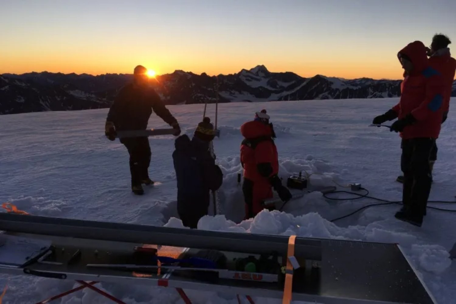 Perforaron apenas 10 metros de hielo en un glaciar alpino y encontraron 2.000 años de historia atrapada en su interior. El problema es que ese archivo natural, con huellas del Imperio romano y la minería medieval, se está derritiendo antes de poder ser leído por completo