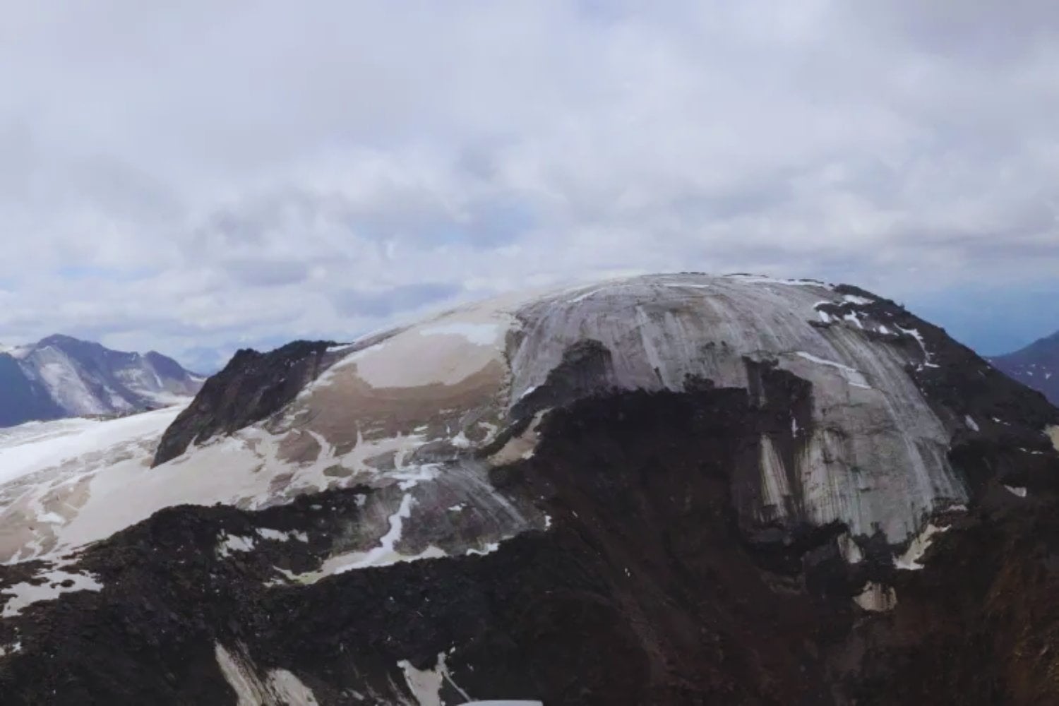 Perforaron apenas 10 metros de hielo en un glaciar alpino y encontraron 2.000 años de historia atrapada en su interior. El problema es que ese archivo natural, con huellas del Imperio romano y la minería medieval, se está derritiendo antes de poder ser leído por completo