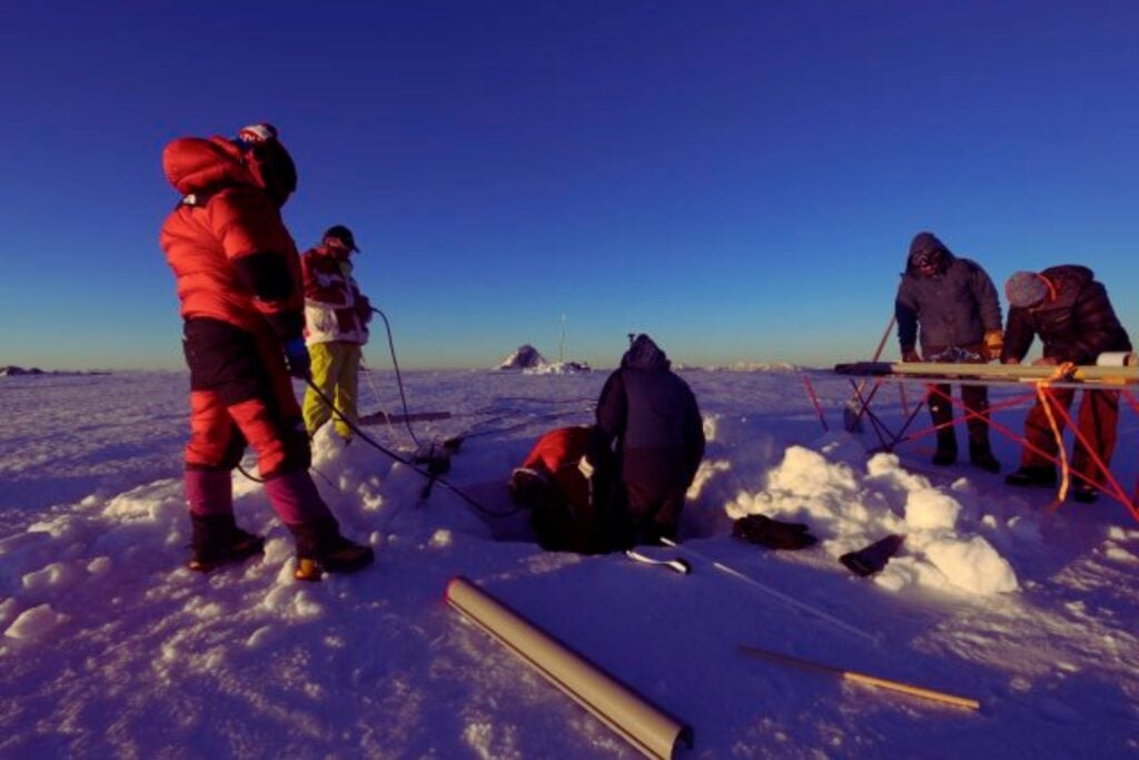 Perforaron apenas 10 metros de hielo en un glaciar alpino y encontraron 2.000 años de historia atrapada en su interior. El problema es que ese archivo natural, con huellas del Imperio romano y la minería medieval, se está derritiendo antes de poder ser leído por completo