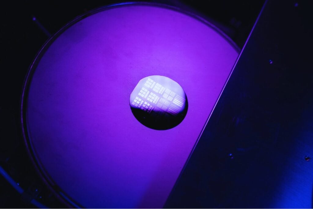 La inteligencia artificial se está volviendo demasiado cara de sostener y este nuevo chip inspirado en el cerebro humano podría ser una de las soluciones más serias hasta ahora