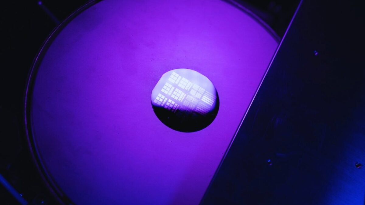 La inteligencia artificial se está volviendo demasiado cara de sostener y este nuevo chip inspirado en el cerebro humano podría ser una de las soluciones más serias hasta ahora