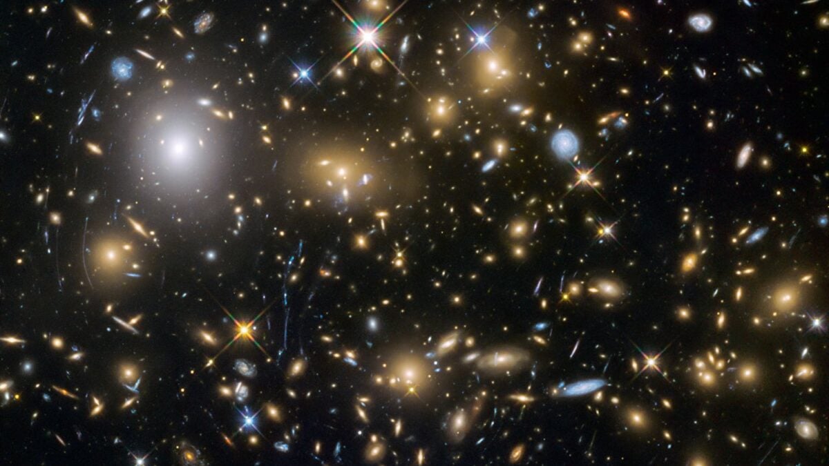 El Telescopio Espacial James Webb detectó algo que no tenía sentido en el universo temprano. La solución no era nueva física, sino que estábamos interpretando mal la luz de las primeras galaxias