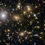 El Telescopio Espacial James Webb detectó algo que no tenía sentido en el universo temprano. La solución no era nueva física, sino que estábamos interpretando mal la luz de las primeras galaxias