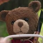 El juguete que observa en silencio: el terror que convierte la infancia en amenaza