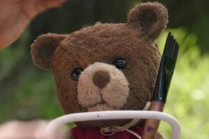 El juguete que observa en silencio: el terror que convierte la infancia en amenaza