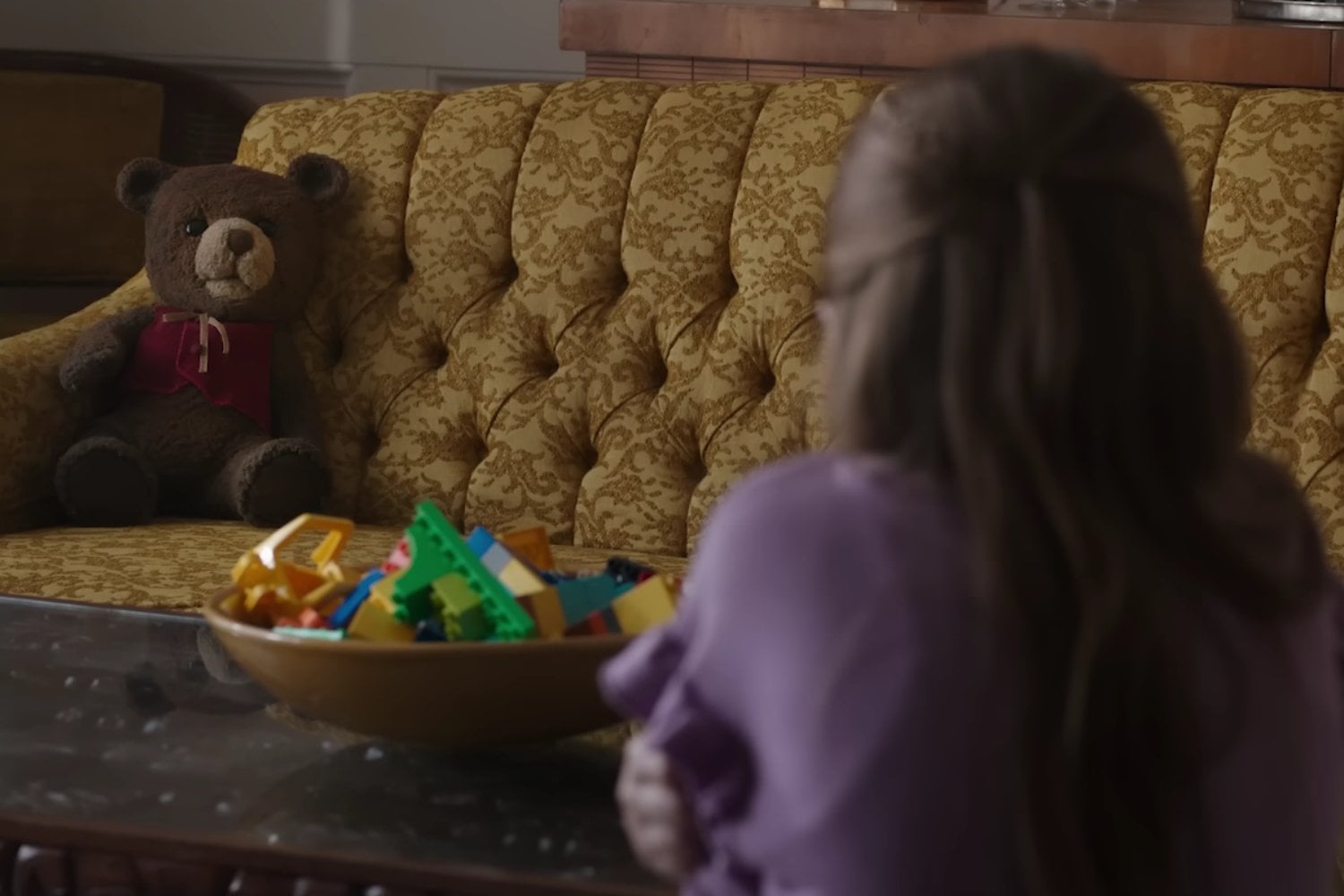 El juguete que observa en silencio: el terror que convierte la infancia en amenaza)