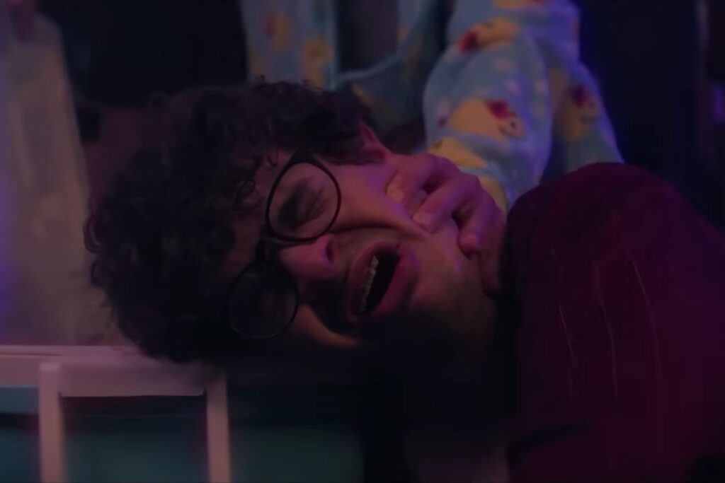 La comedia más extraña del año tiene a una estrella de Stranger Things como protagonista