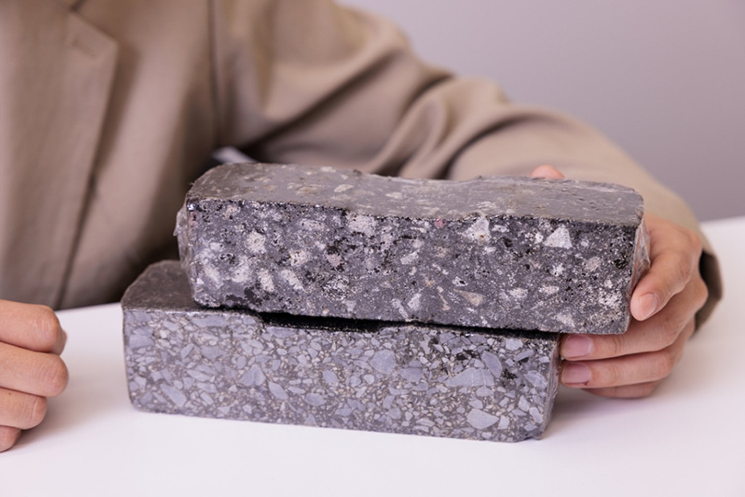 A Honda se le ha ocurrido un negocio que parecía absurdo hasta que empiezas a hacer números. Convertir arena del desierto en carreteras más resistentes y mucho más baratas