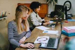 Noruega ya trabajaba menos que casi todos. Ahora quiere trabajar todavía menos sin perder productividad. La generación Z está empujando un cambio que incomoda incluso al país más eficiente de Europa