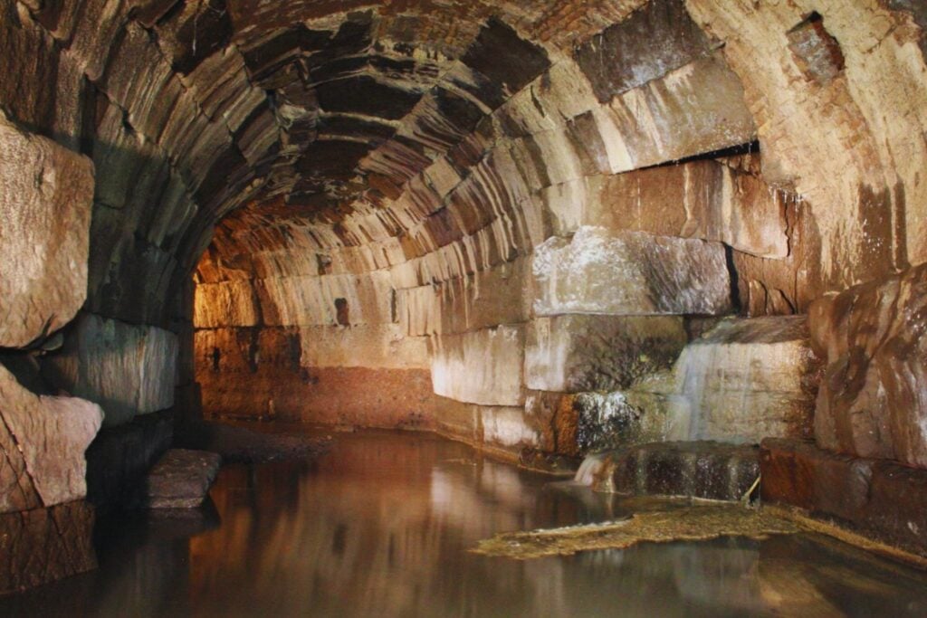 Roma descubre que bajo varios de sus edificios y carreteras hay mucho más que ruinas antiguas. Una red de túneles de al menos 15 kilómetros obliga a vigilar el subsuelo por riesgo de hundimientos y socavones