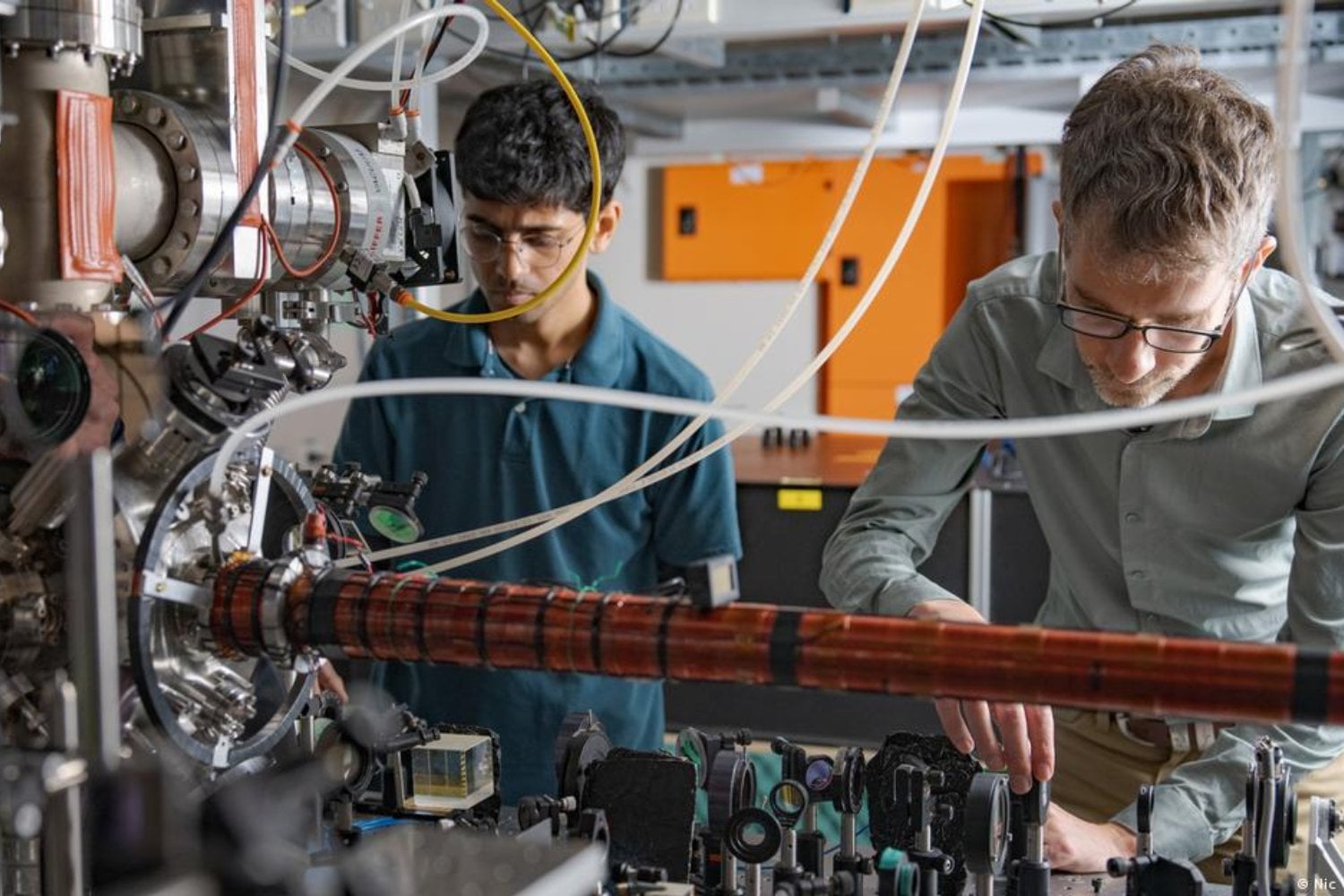 Un equipo de físicos ha conseguido “ver” algo que Einstein rechazaba. Han demostrado que átomos con masa pueden estar en dos lugares a la vez y permanecer conectados