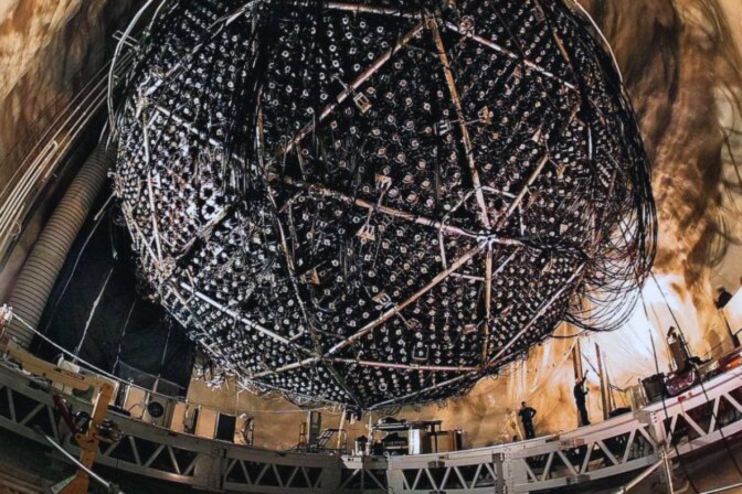 Un paso más cerca de encontrar la partícula invisible del universo. Este experimento no detecta axiones, pero reduce drásticamente dónde podría esconderse la materia oscura