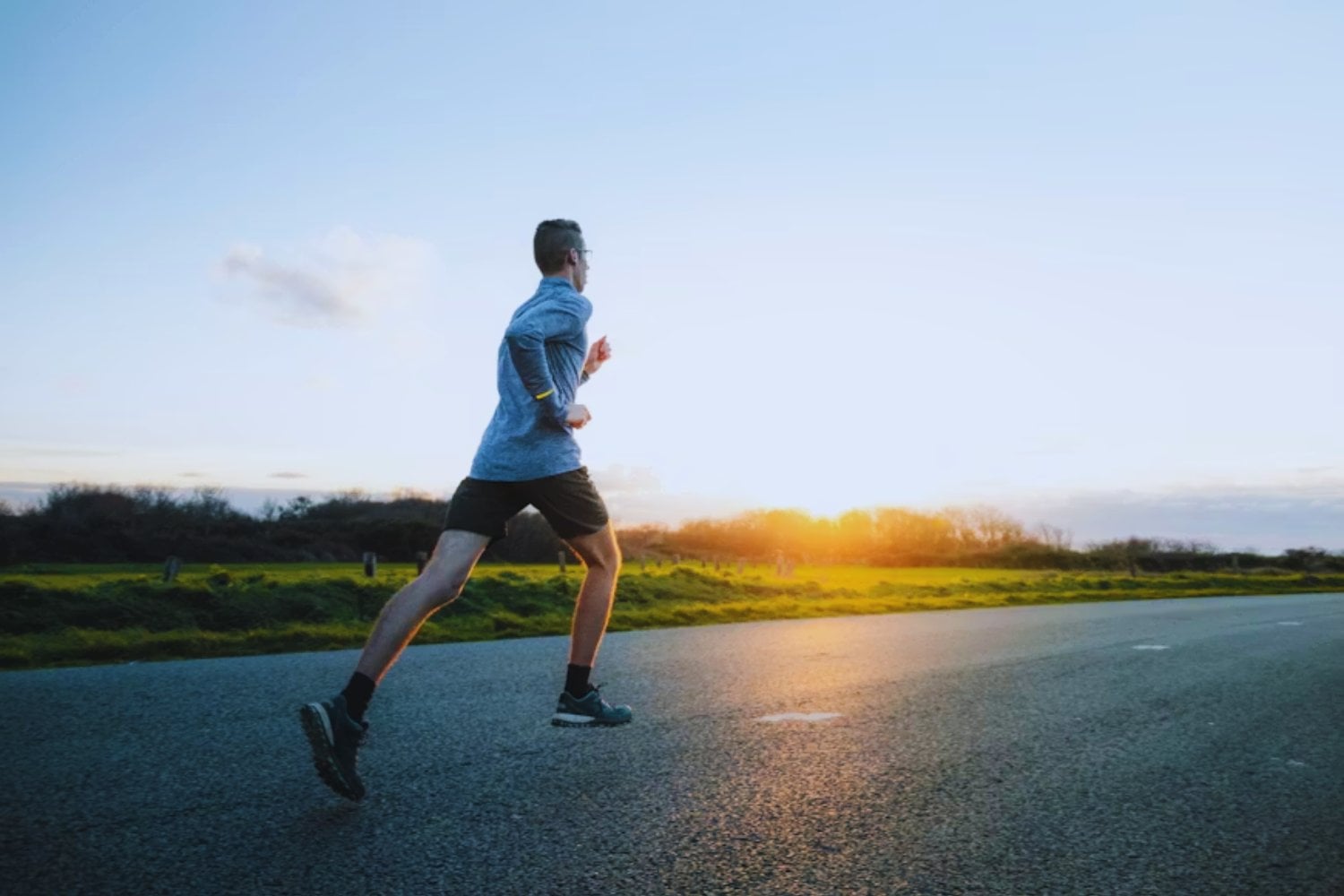 Tu cuerpo no responde igual al ejercicio a las 7 de la mañana que a las 7 de la tarde. La ciencia acaba de explicar por qué entrenar siempre a la misma hora puede cambiar más de lo que creíamos