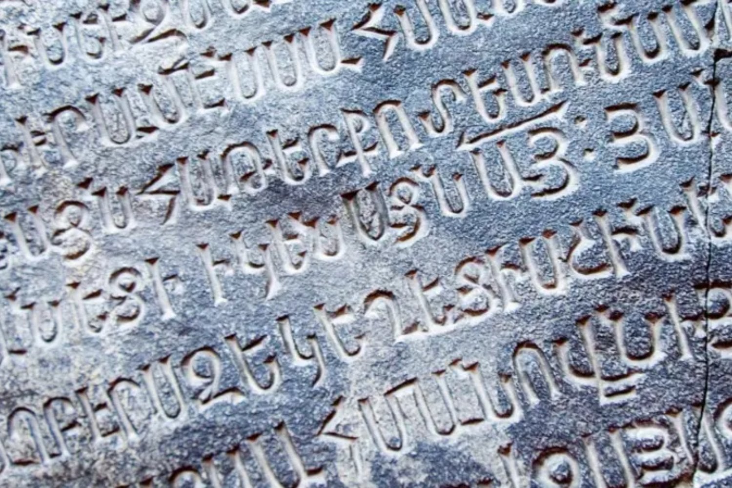 La IA encontró una coincidencia que los historiadores llevaban años discutiendo sin poder demostrar del todo. Los alfabetos armenio y georgiano comparten con la antigua escritura etíope similitudes demasiado precisas como para ser casualidad