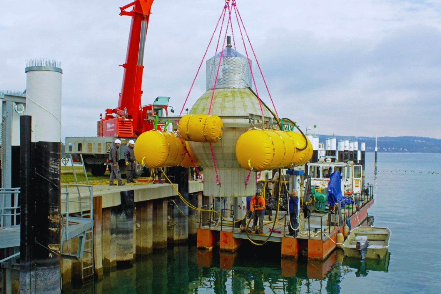 Parece una idea absurda hasta que entiendes cómo funciona. Están hundiendo esferas de hormigón en el mar para usarlas como baterías gigantes