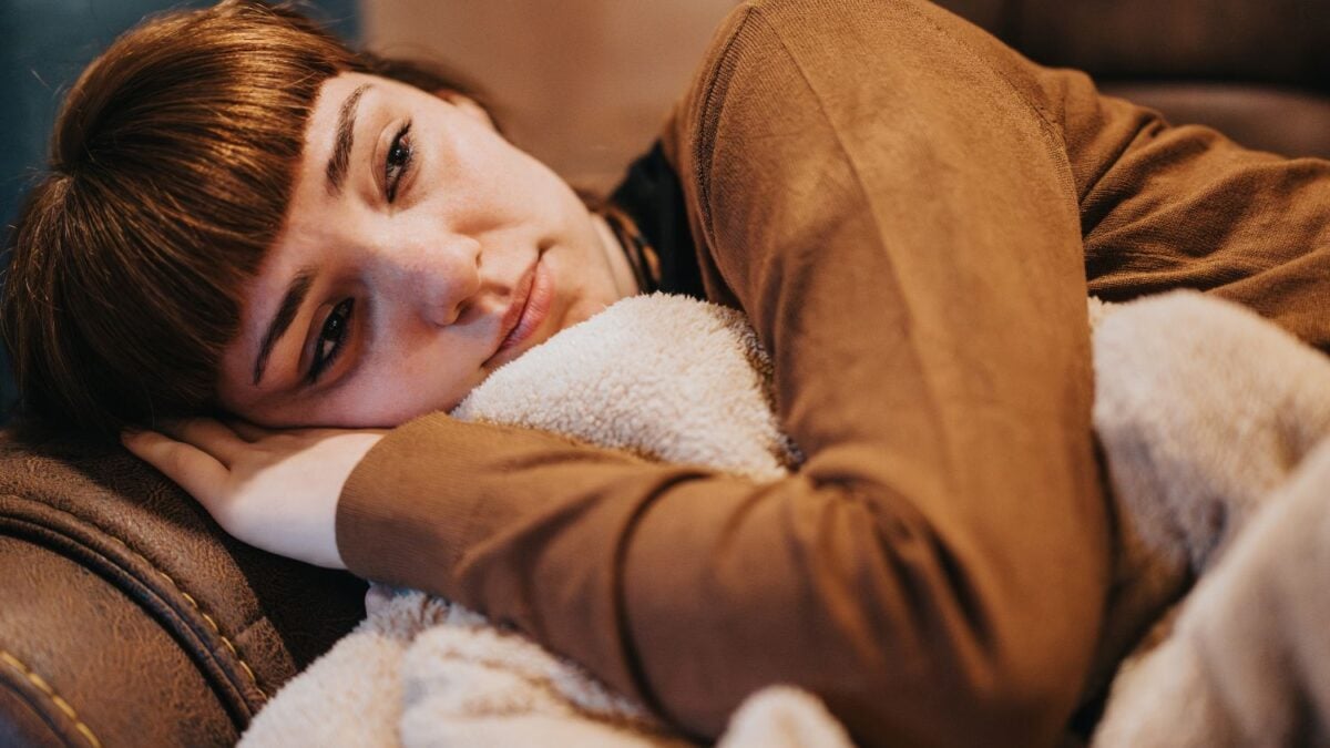 Cómo reconocer a alguien que aparenta ser feliz pero no lo es, según la psicología: frases, gestos y patrones clave