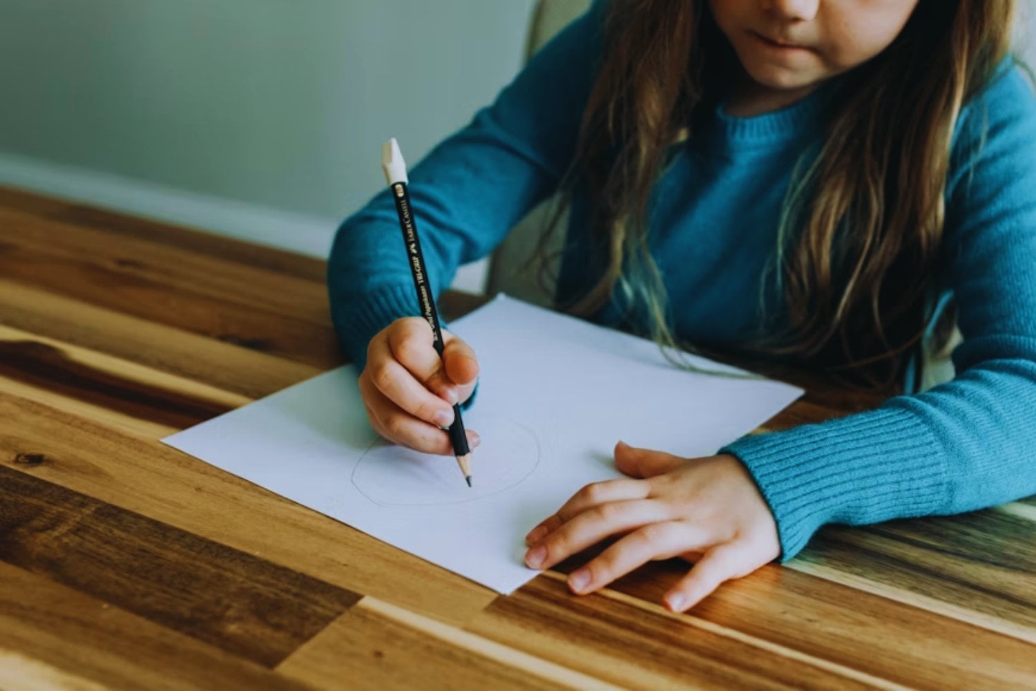 Los estudios muestran que los estudiantes que garabateaban sus cuadernos durante las explicaciones desarrollaron una poderosa ventaja. Lo que parecía distracción podía ayudar a recordar más y desconectarse menos
