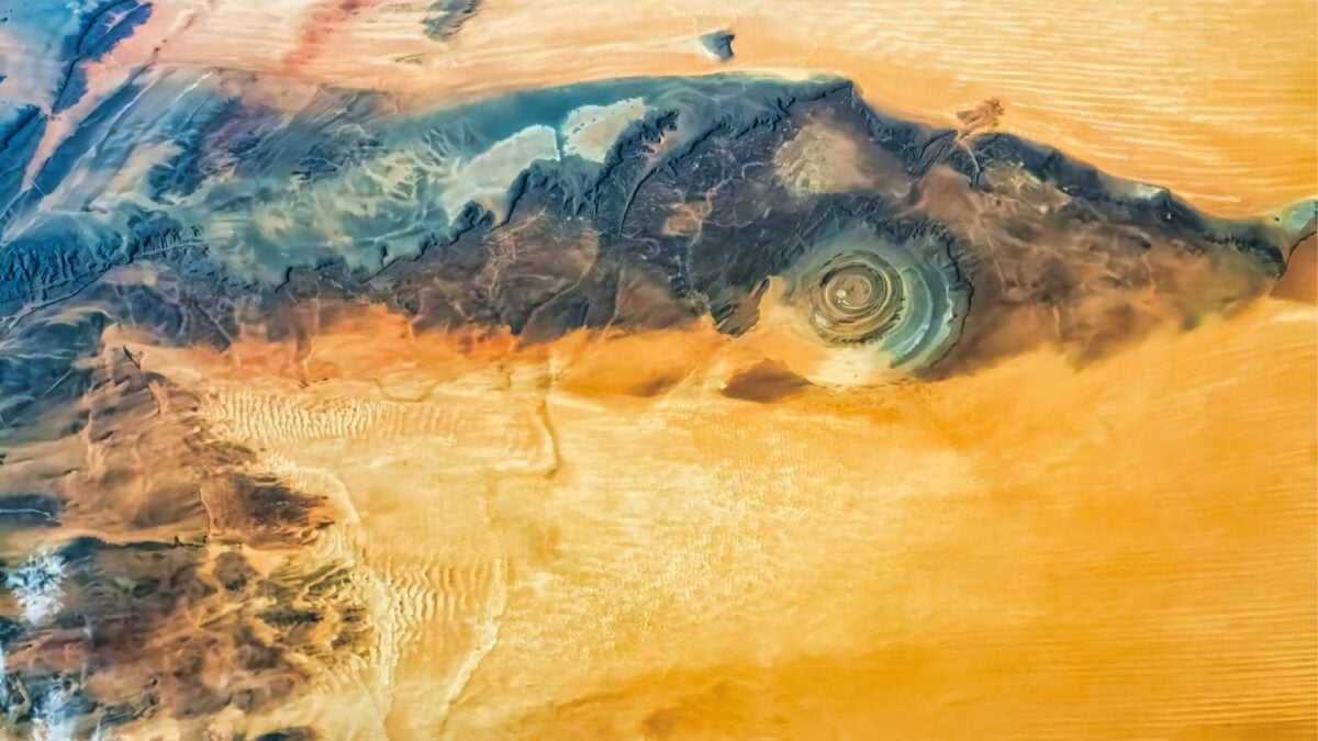 Estas estructuras oscuras en el Sahara revelan un secreto de millones de años: la NASA las avista desde el espacio