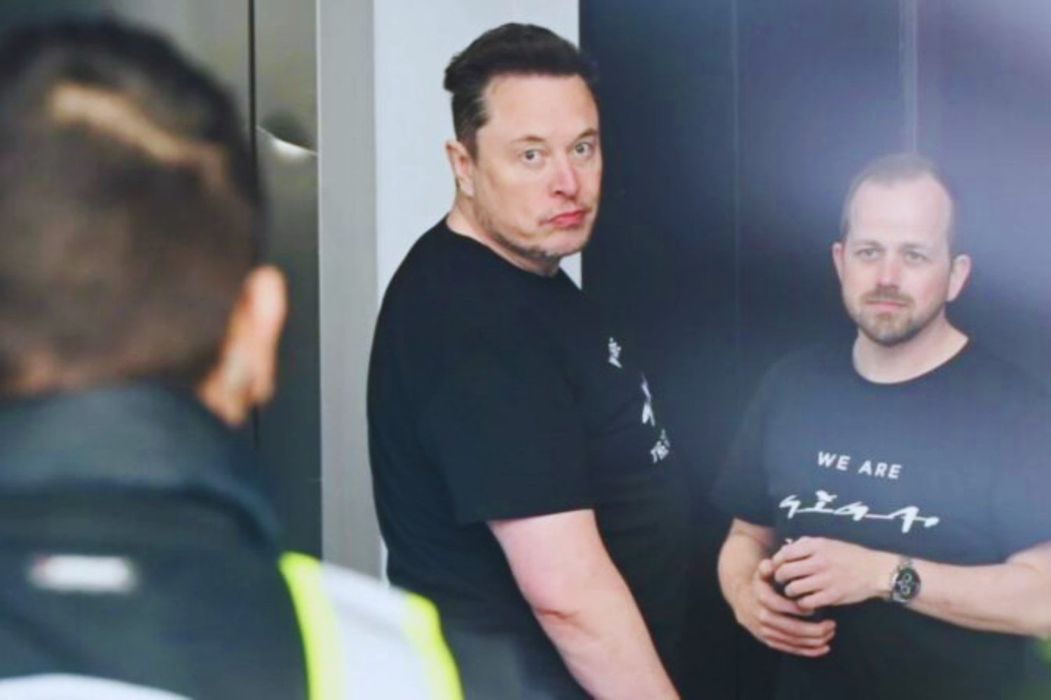 Tesla está apostando todo a un robot humanoide que aún no hemos visto en detalle. Elon Musk asegura que Optimus será el producto más grande de la historia y ya está rediseñando fábricas enteras para fabricarlo