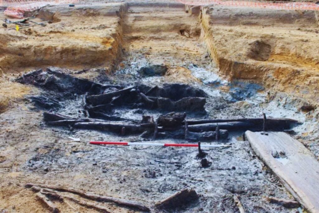 Bajo un terreno húmedo de Inglaterra apareció algo que no debía seguir ahí. Era una estructura de madera de 3.500 años y está cambiando lo que sabíamos sobre la Edad del Bronce