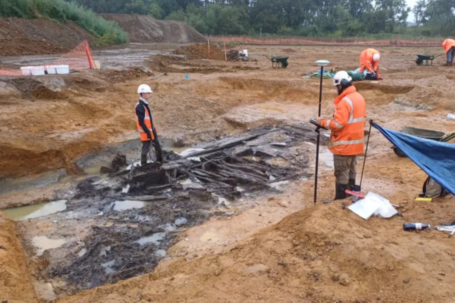 Bajo un terreno húmedo de Inglaterra apareció algo que no debía seguir ahí. Era una estructura de madera de 3.500 años y está cambiando lo que sabíamos sobre la Edad del Bronce