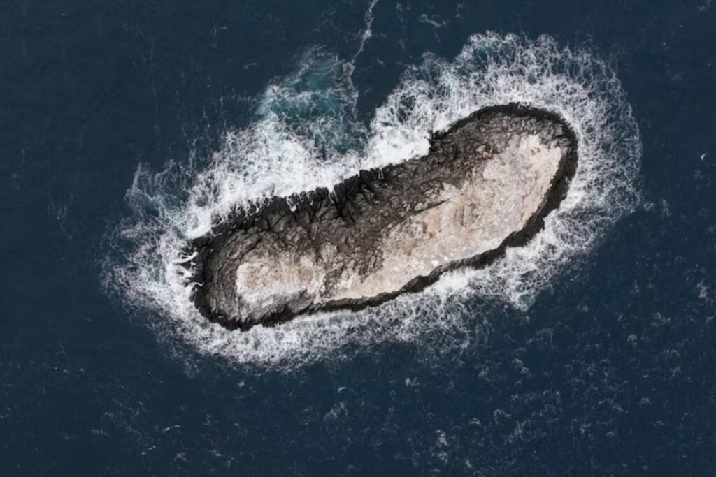 Lo que parecía solo un iceberg terminó siendo una isla que no estaba en los mapas. El hallazgo del rompehielos Polarstern acaba de dejar en evidencia un vacío en la cartografía antártica