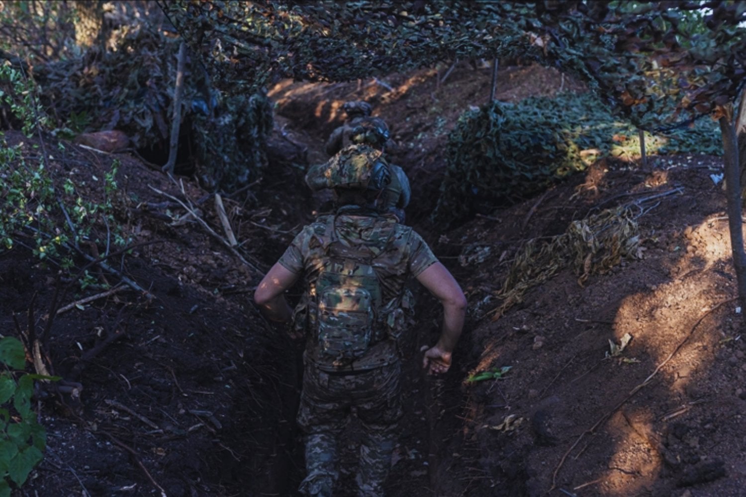 En invierno cada movimiento era visible y letal en Ucrania por drones y sensores. La primavera está cambiando esa lógica con algo tan simple como la vegetación que vuelve a ocultar el campo de batalla