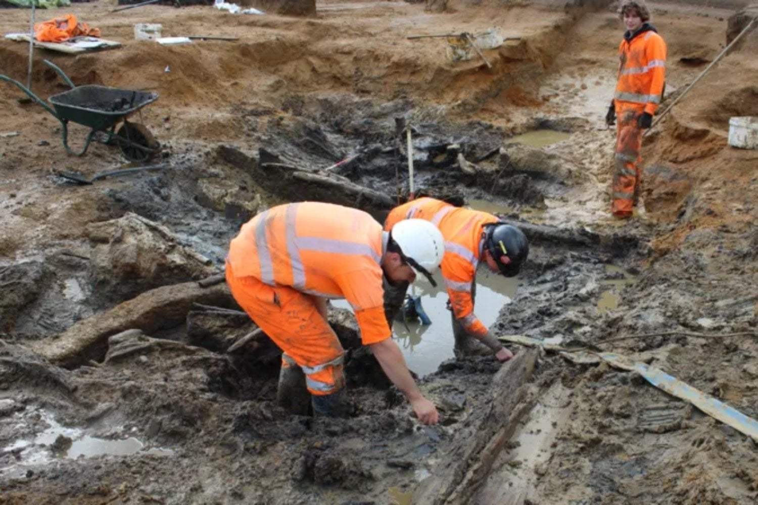 Bajo un terreno húmedo de Inglaterra apareció algo que no debía seguir ahí. Era una estructura de madera de 3.500 años y está cambiando lo que sabíamos sobre la Edad del Bronce