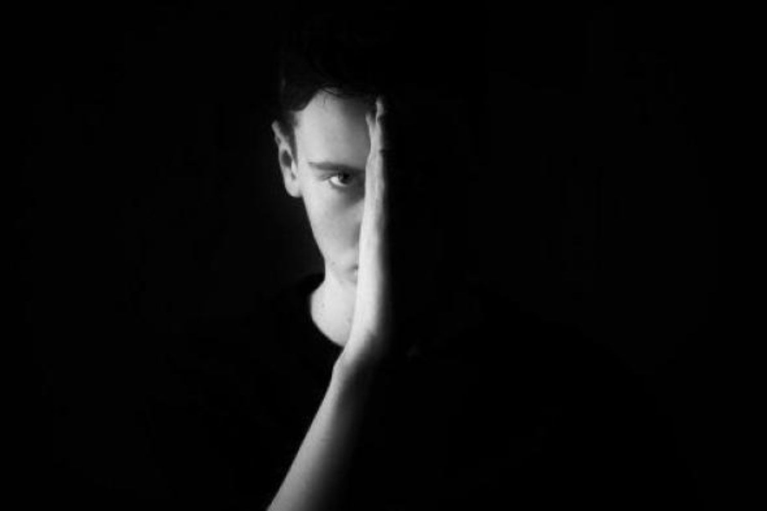 El problema no es la incertidumbre, es cómo la interpreta tu cerebro cuando no puede controlarla. Algunas personas la viven como una amenaza constante y eso está detrás de muchos casos de ansiedad y depresión