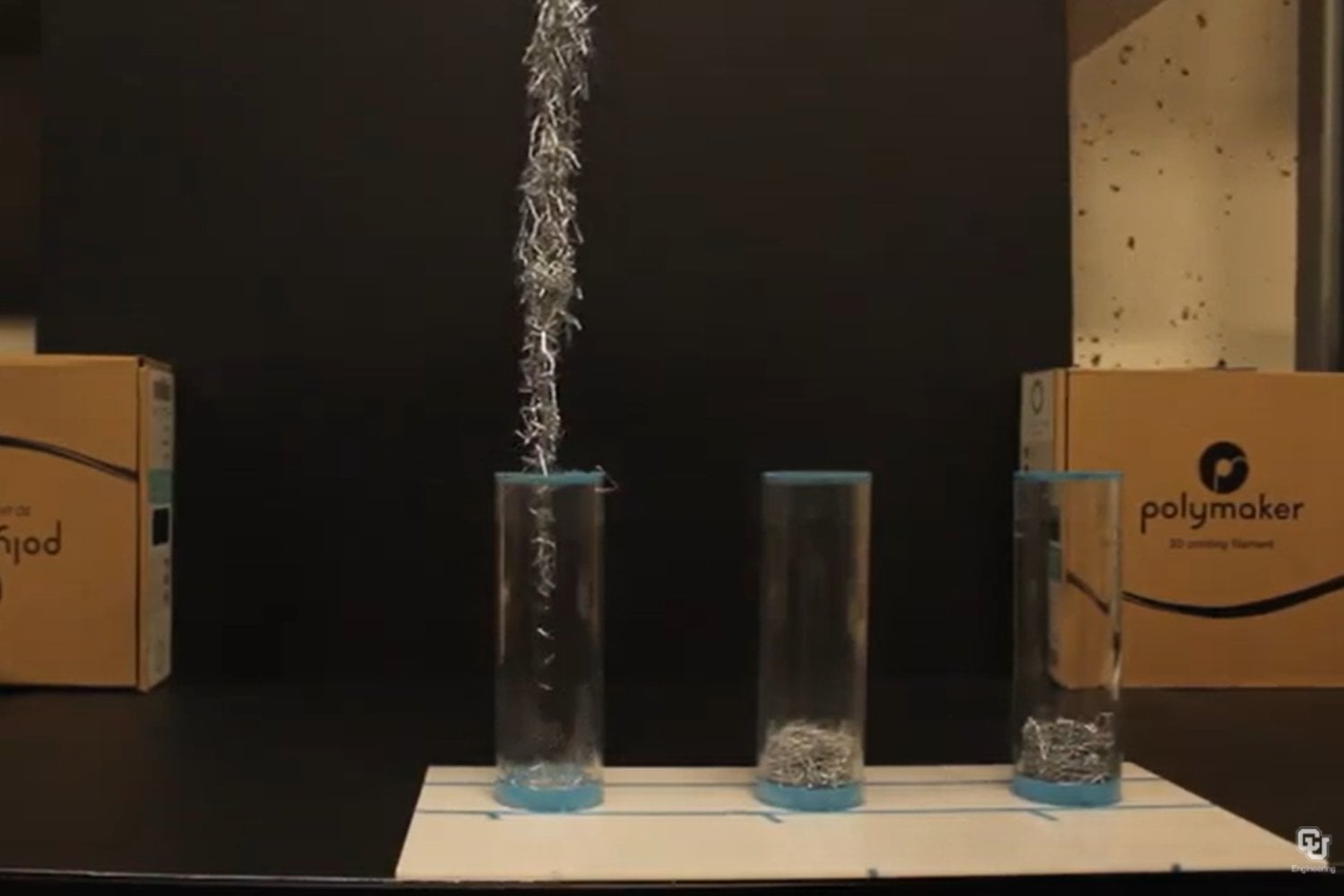 Ingenieros crean un material hecho de piezas similares a grapas. Puede comportarse como un bloque sólido y desmontarse en segundos con una simple vibración