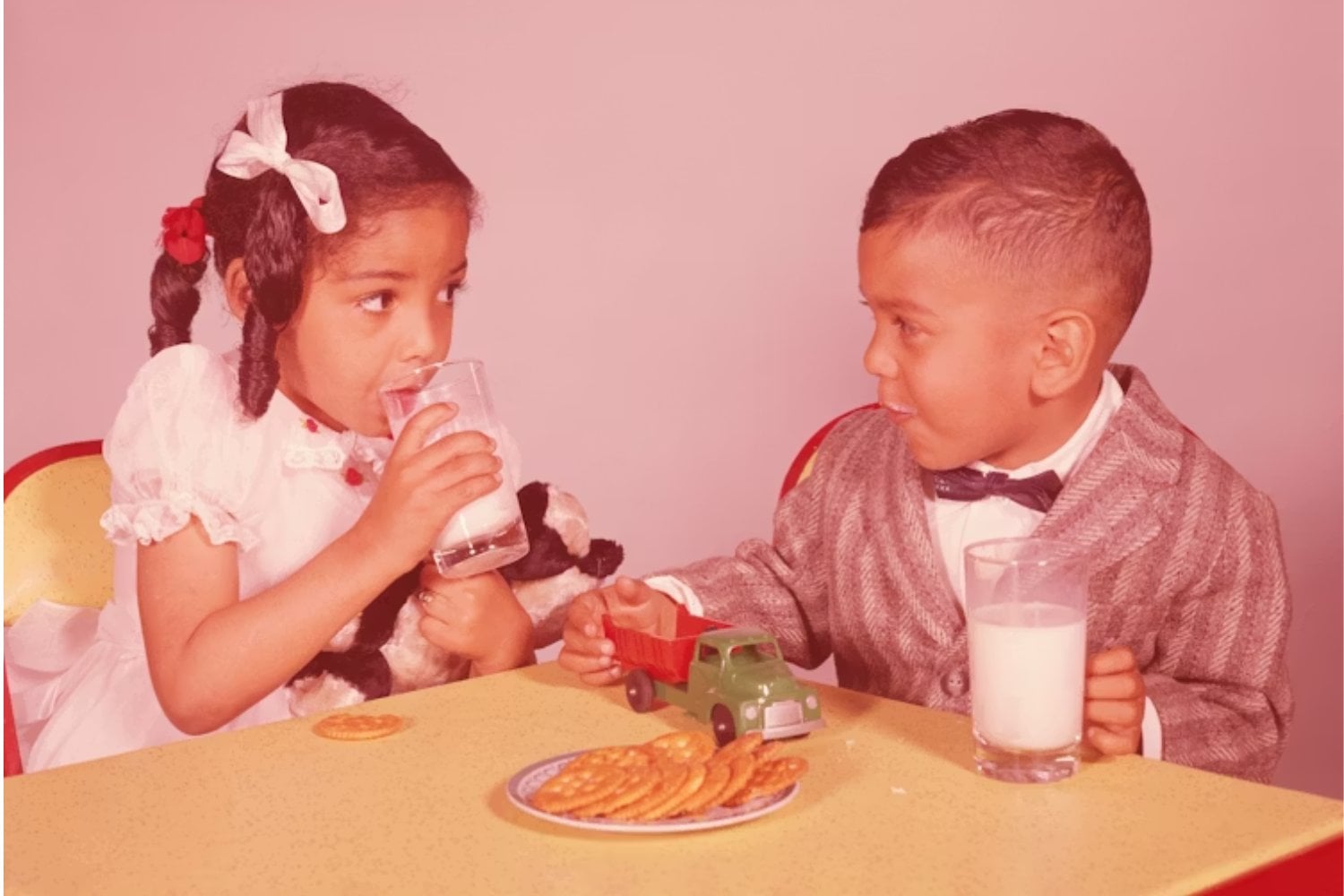 Crecieron resolviendo solos, sin ayuda inmediata y sin herramientas emocionales como las actuales. Así se construyó la resiliencia silenciosa de la generación nacida en los años 60 que hoy estudia la psicología