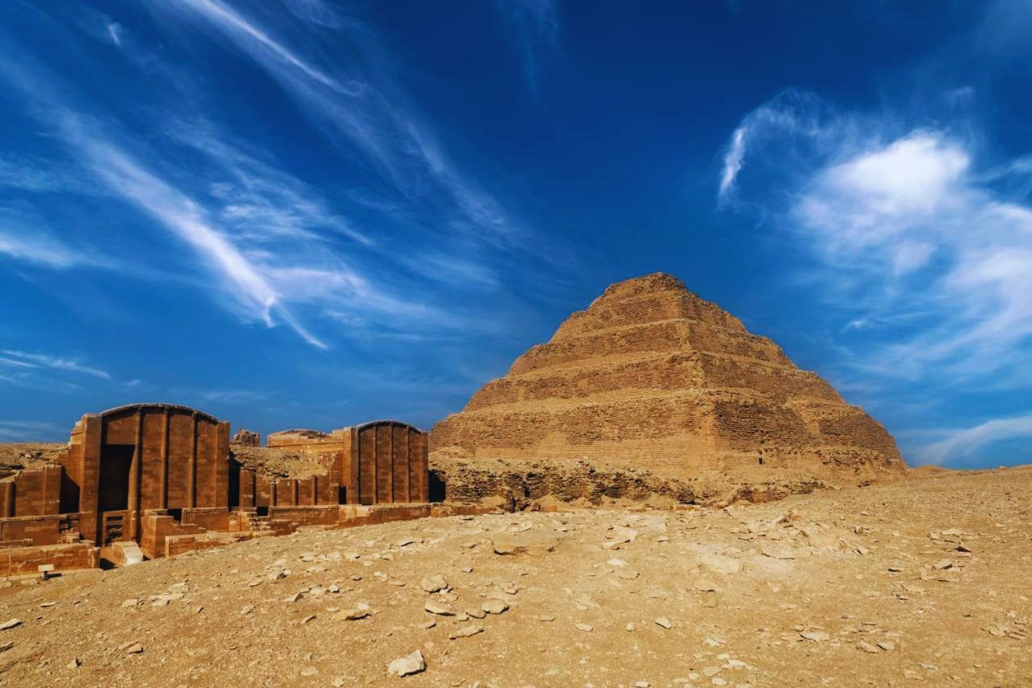 Una nueva hipótesis está obligando a replantear cómo los egipcios levantaron sus primeras grandes pirámides. El agua, y no solo las rampas, pudo haber sido la tecnología oculta detrás de estos monumentos