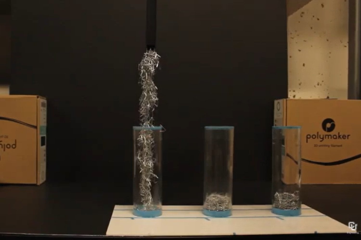 Ingenieros crean un material hecho de piezas similares a grapas. Puede comportarse como un bloque sólido y desmontarse en segundos con una simple vibración