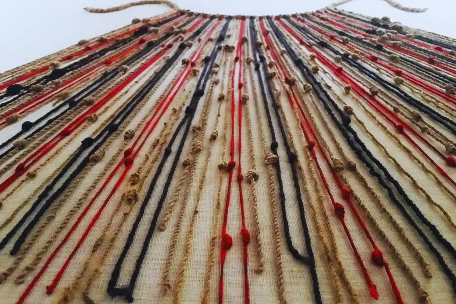 Mucho antes de los ordenadores y del código, una civilización sin escritura desarrolló un sistema capaz de almacenar y organizar datos complejos. Ahora algunos científicos creen que el quipu inca podría ser el primer “software” de la historia