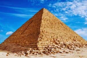 Una nueva hipótesis está obligando a replantear cómo los egipcios levantaron sus primeras grandes pirámides. El agua, y no solo las rampas, pudo haber sido la tecnología oculta detrás de estos monumentos