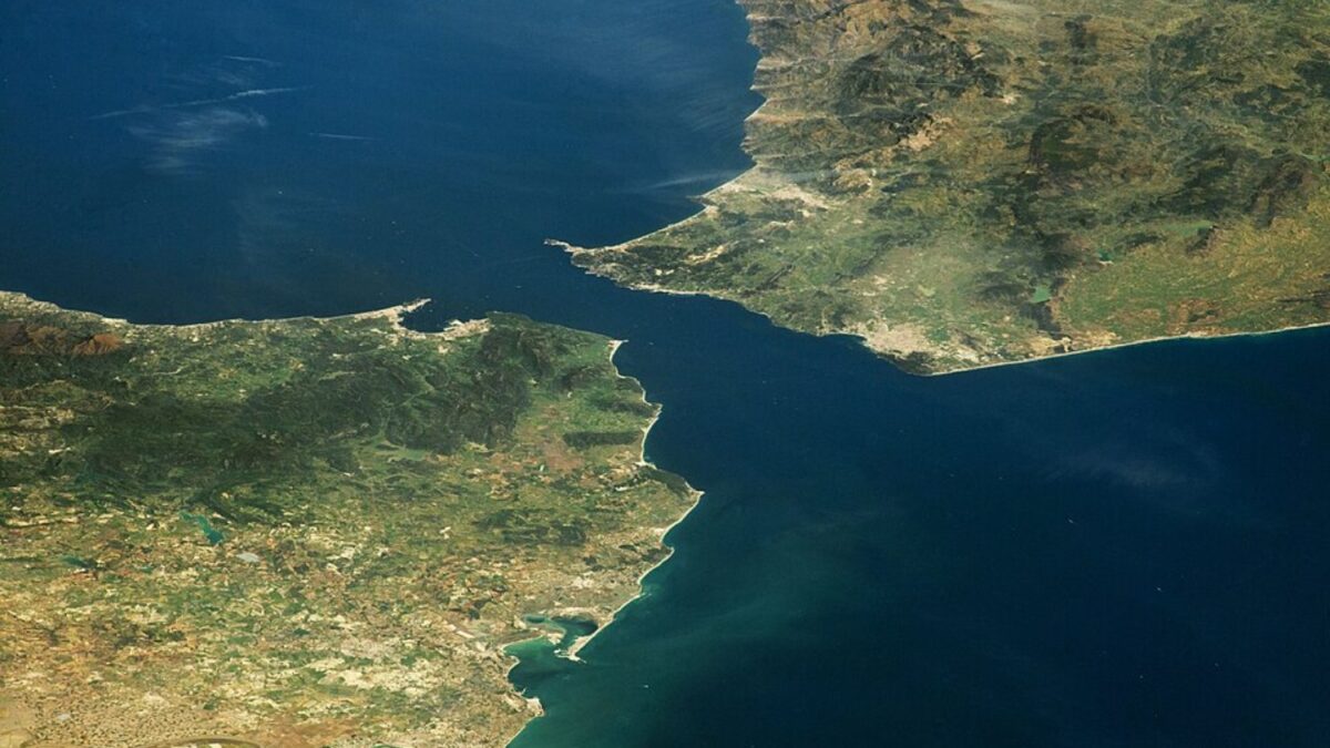 La idea de unir España y Marruecos con un túnel bajo el Estrecho parecía cuestión de ingeniería. En realidad, el gran enemigo lleva décadas siendo el fondo marino