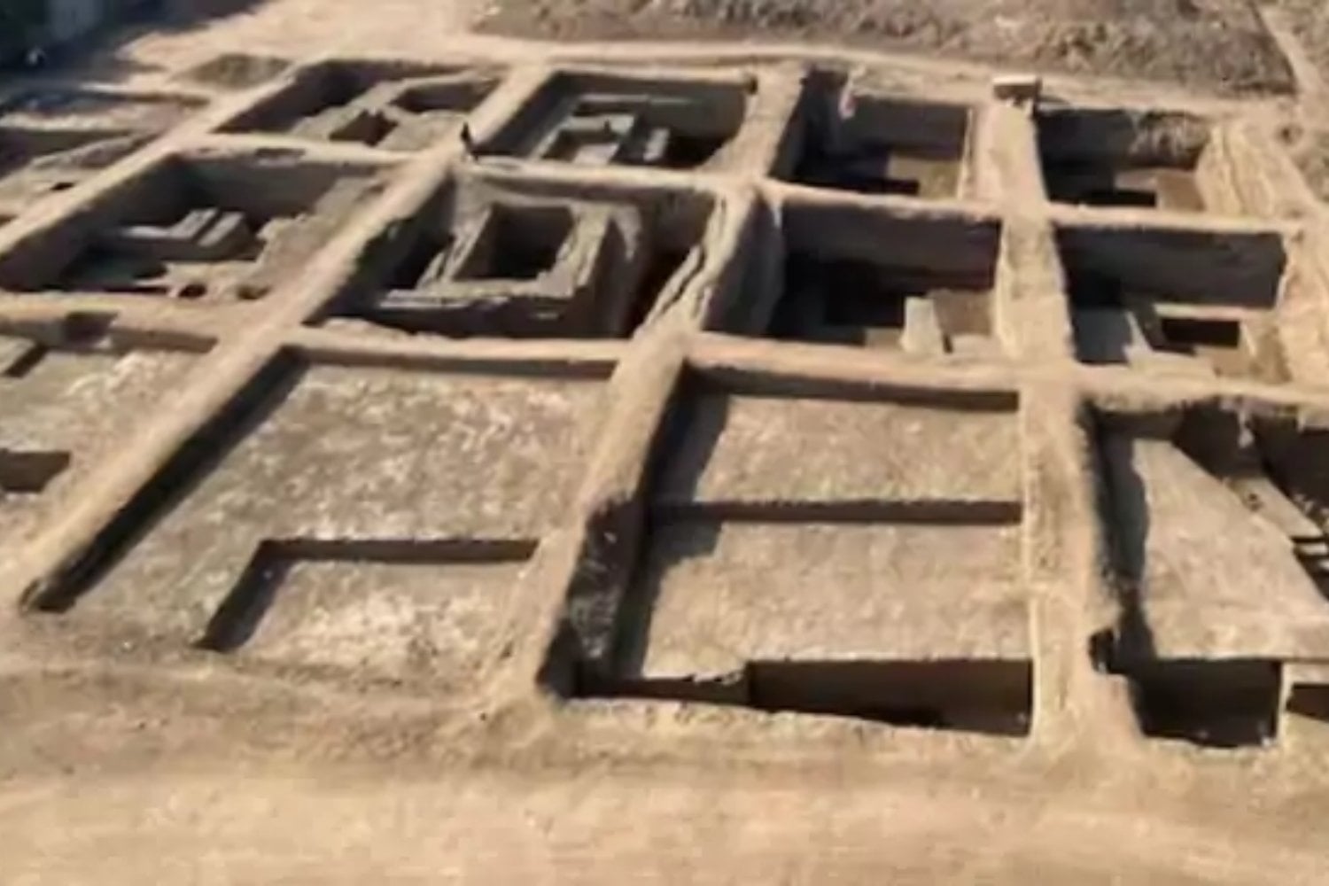 Una estatua colosal aparece en una zona donde no debería estar. Los arqueólogos creen que podría pertenecer a Ramsés II y cambiar cómo entendemos el alcance real de su poder