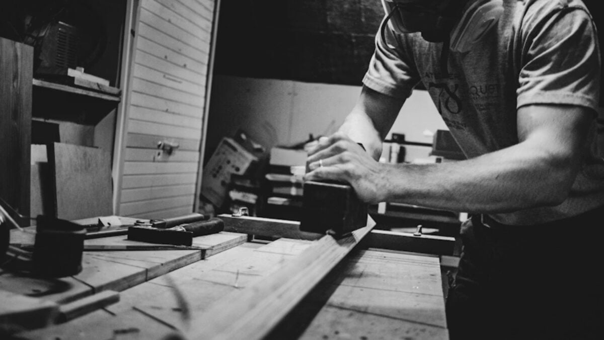 Han creado una madera que sigue generando energía incluso cuando no hay sol. No es un panel solar: es un material que cambia las reglas