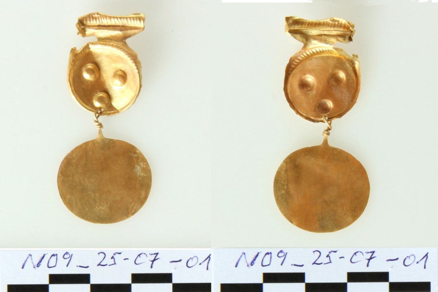 Encuentran en la isla griega de Egina unas joyas de oro ocultas durante más de 3.500 años. Su parecido con un famoso tesoro del Museo Británico reabre un viejo misterio arqueológico