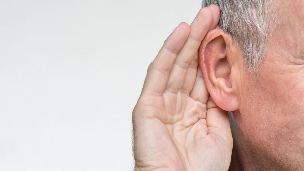 La conexión entre pérdida auditiva y demencia que está cambiando lo que sabemos sobre el cerebro