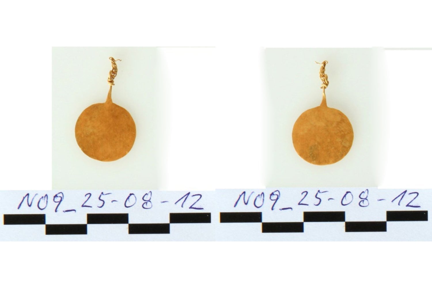 Encuentran en la isla griega de Egina unas joyas de oro ocultas durante más de 3.500 años. Su parecido con un famoso tesoro del Museo Británico reabre un viejo misterio arqueológico