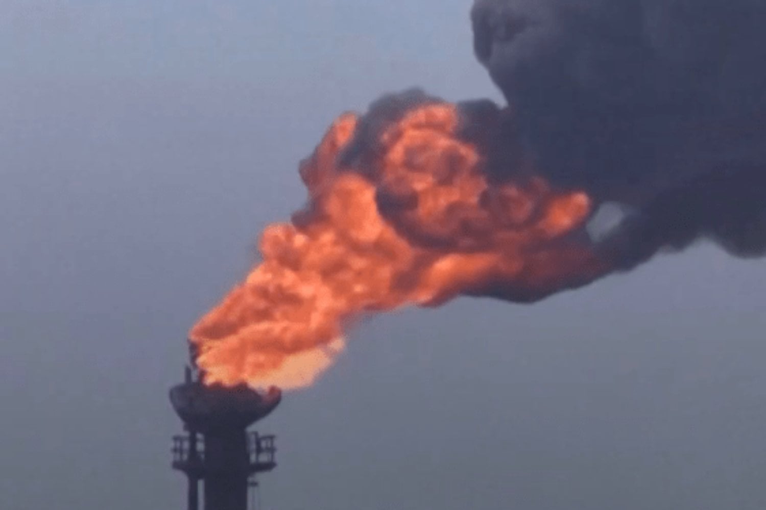 Durante años ese gas se quemó porque no había cómo aprovecharlo. Ahora algunas empresas lo están convirtiendo en electricidad para minar Bitcoin y alimentar la inteligencia artificial